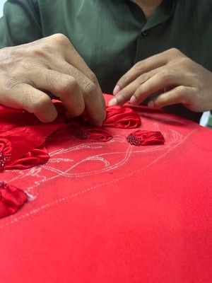 Appliqué of satin pipes